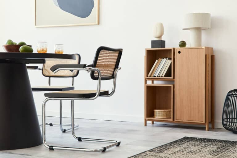 Accueil 2 Un buffet haut en bois moderne installé dans une salle à manger lumineuse pour optimiser le rangement.
