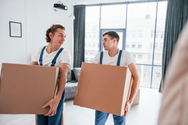 Un salon d'appartement niçois entièrement vidé et nettoyé après l'intervention d'une entreprise de débarras.