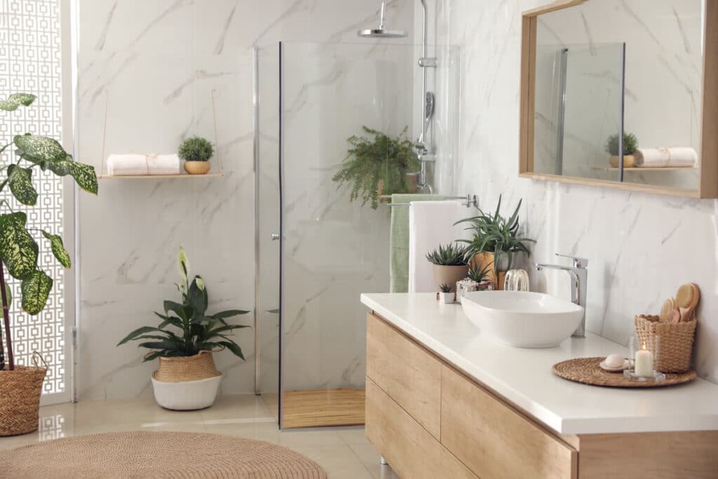 Vue de dessus d'un aménagement de salle de bain moderne avec douche à l'italienne et double vasque pour optimiser l'espace.