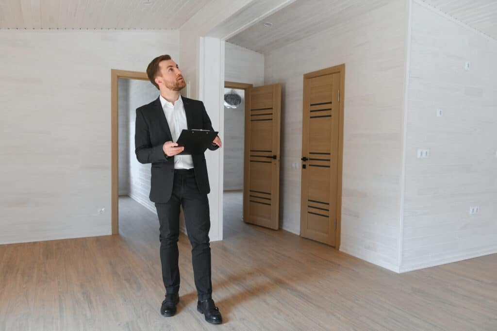 Propriétaire inspectant son logement rénové avant souscription d'une assurance habitation