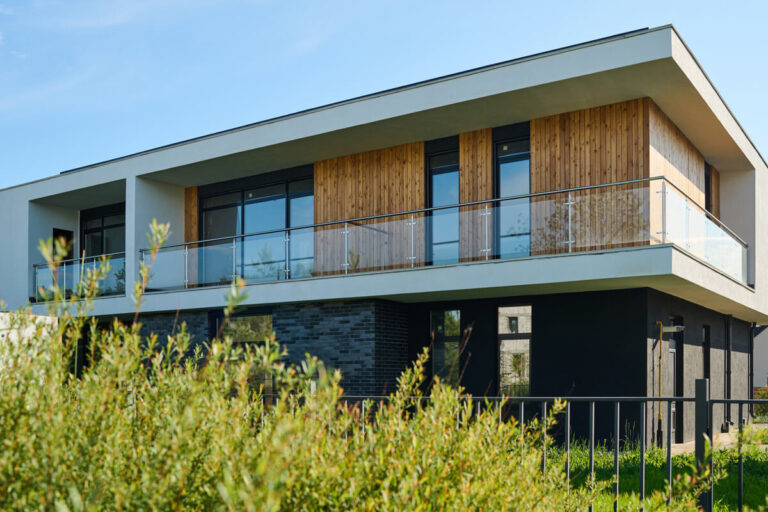 Accueil 1 Une maison d'architecte contemporaine construite sur pilotis pour épouser la topographie d'un terrain en forte pente.