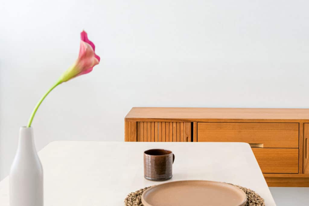 Un buffet bas au design moderne accordé à la table de la salle à manger.