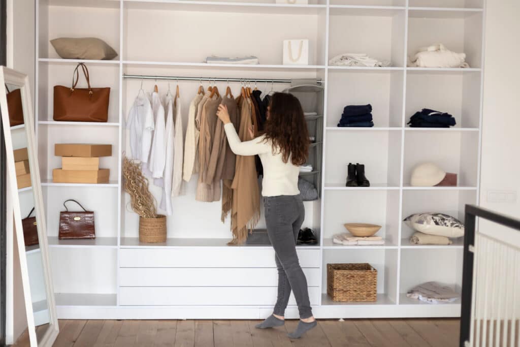 Un grand dressing sur mesure parfaitement intégré sous les combles d'une chambre.