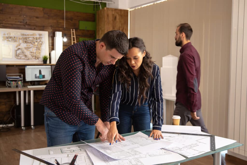 Un conducteur de travaux d'une entreprise générale supervisant le planning de rénovation intérieure d'un appartement.