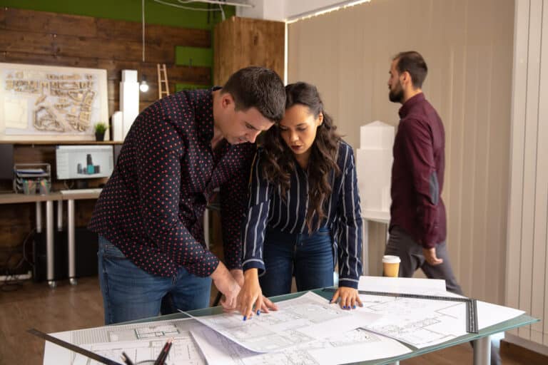 Accueil 1 Un conducteur de travaux d'une entreprise générale supervisant le planning de rénovation intérieure d'un appartement.