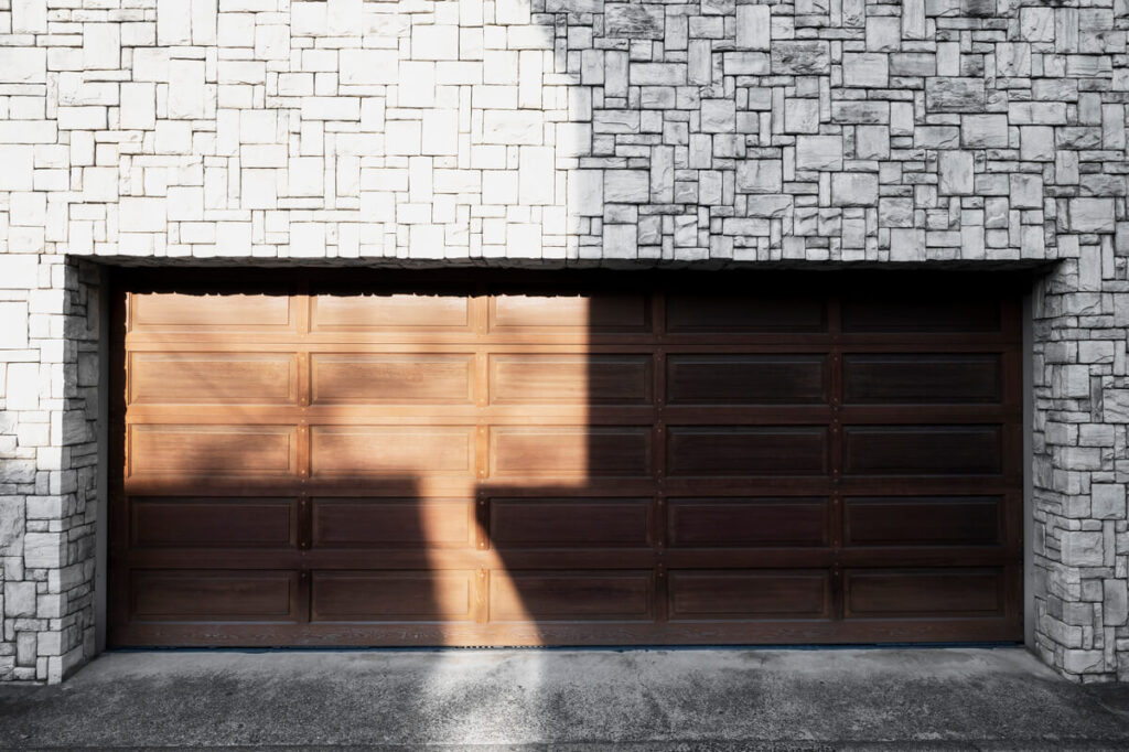 Porte de garage battante : pourquoi la choisir ? 2