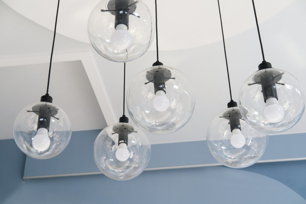 Une cuisine ouverte et claire illuminée efficacement par un plafonnier à spots orientables.
