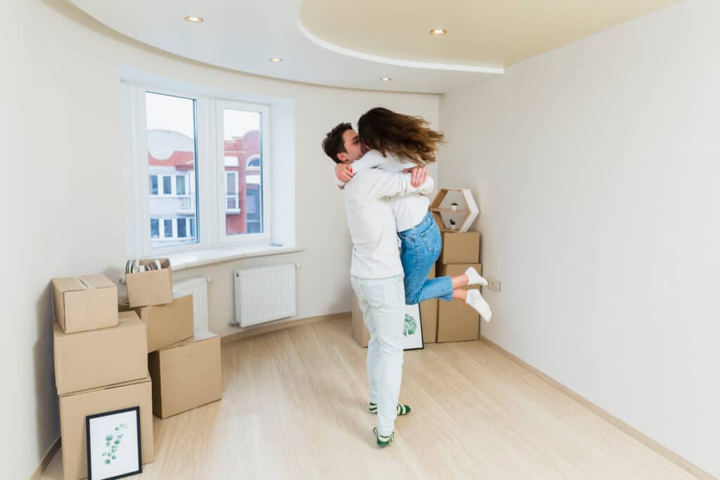 5 erreurs à éviter quand on débarrasse seul une maison encombrée 3 Une grande pièce de maison entièrement vidée, propre et prête pour une vente.