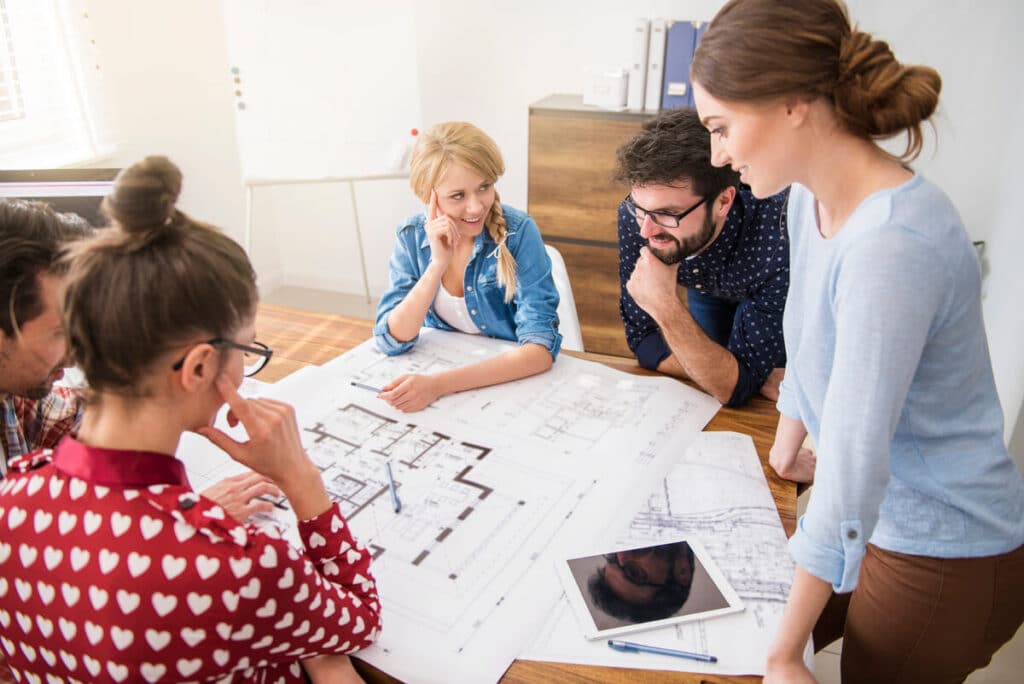 Réunion de travail sur les plans personnalisés d'une future habitation pour un projet immobilier à Saint-Gilles-Croix-de-Vie.