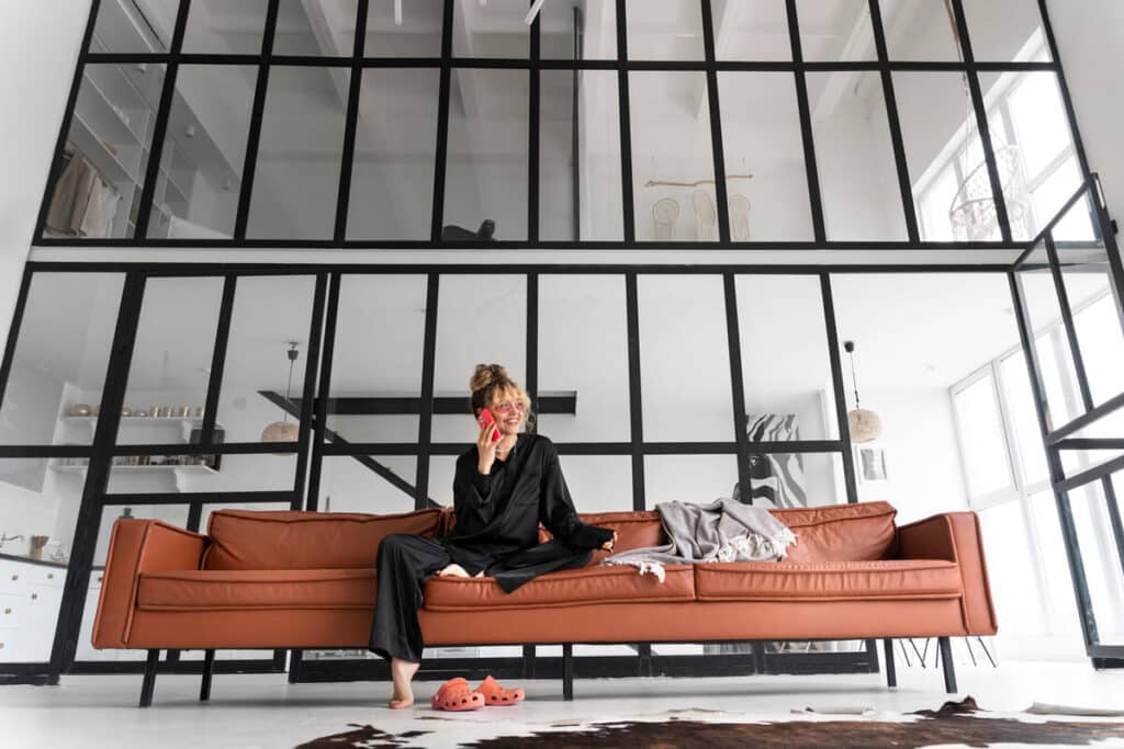 Intérieur d'un salon optimisé et décoré avec goût après l'intervention d'un architecte d'intérieur.