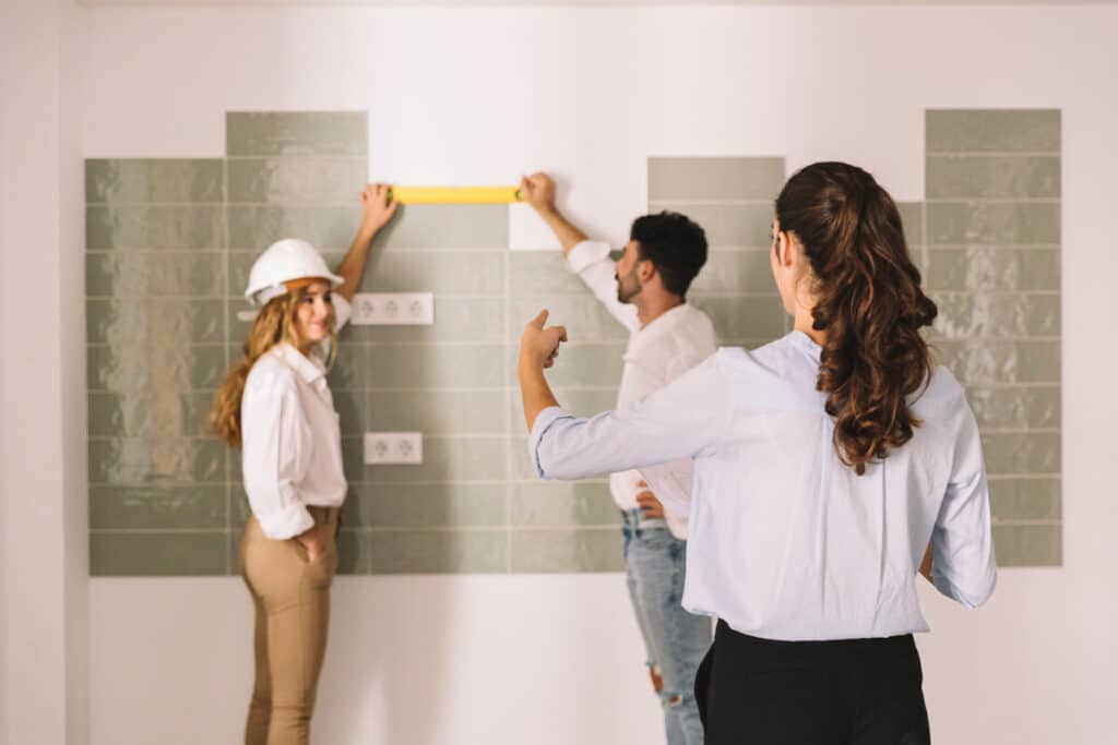 Une architecte d'intérieur briefant un artisan sur un chantier de rénovation de maison.