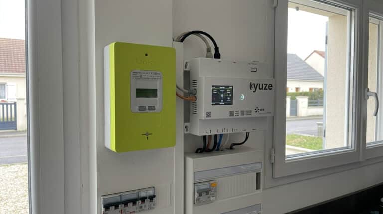 Le boîtier de gestion d'énergie Yuze fixé à côté du compteur électrique d'un logement.