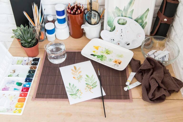 Accueil 2 Un kit complet de peinture par numéros comprenant des pots d'acrylique numérotés, des pinceaux et une toile tendue.