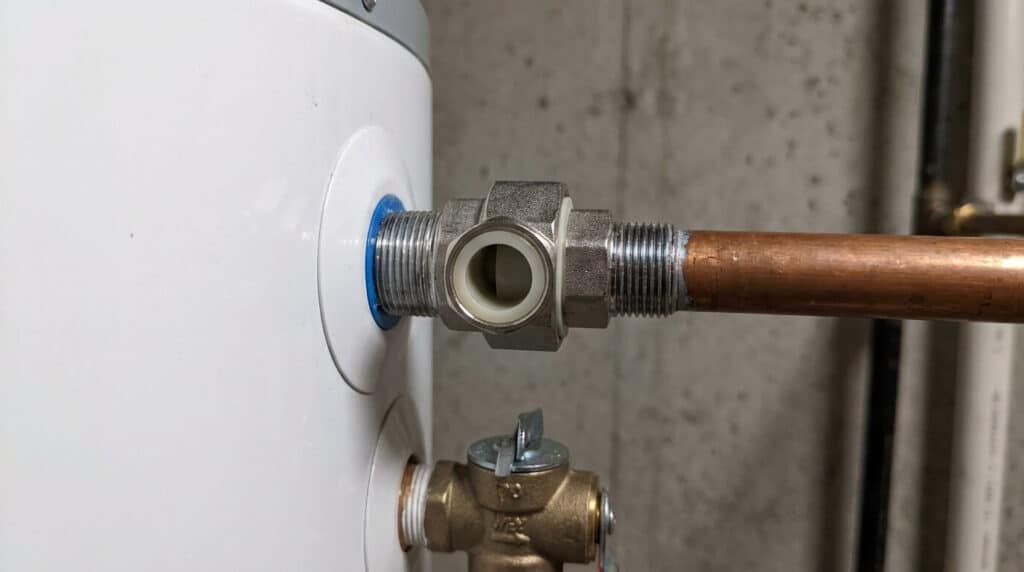 1 ou 2 raccords diélectriques sur un chauffe-eau ? La réponse 2 Un raccord diélectrique en acier et plastique vissé sur l'arrivée d'eau d'un ballon d'eau chaude.