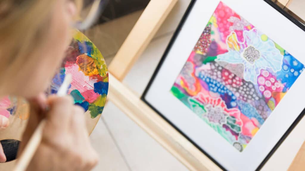 Peindre par numéros : l'activité créative qui apaise et inspire 4 Un magnifique tableau coloré terminé et encadré au mur, issu d'une activité de peinture par numéros.