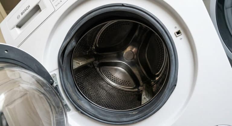Accueil 1 L'intérieur du tambour d'une machine à laver montrant un décalage anormal par rapport au joint de hublot.