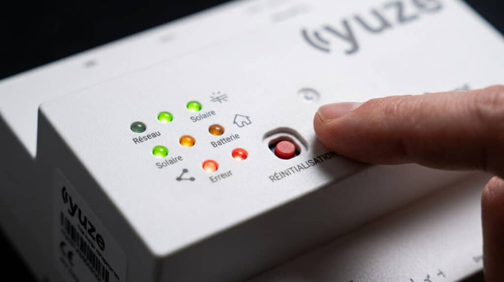 Gros plan sur les témoins lumineux et le bouton de réinitialisation du boîtier Yuze.