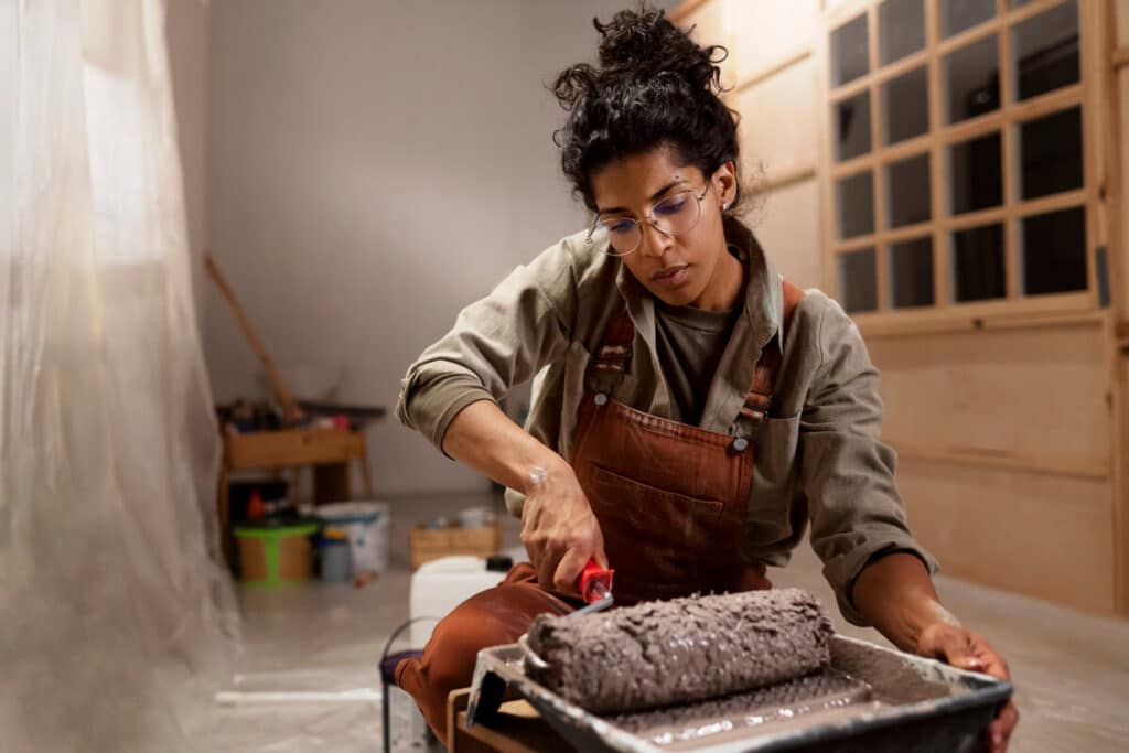 Formation bricolage Bricolage et Travaux : avis, contenu et rapport qualité-prix 2 Personne apprenant les gestes de bricolage et de rénovation intérieure.