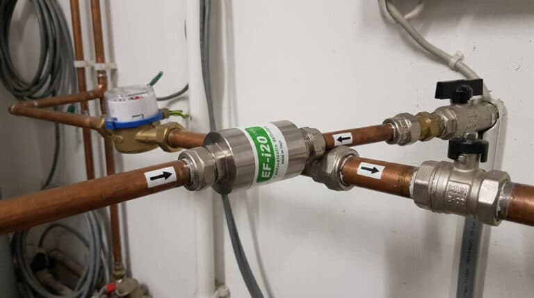 Dispositif anticalcaire écologique Drag'Eau EF-I20 installé sur l'arrivée d'eau générale d'une maison.