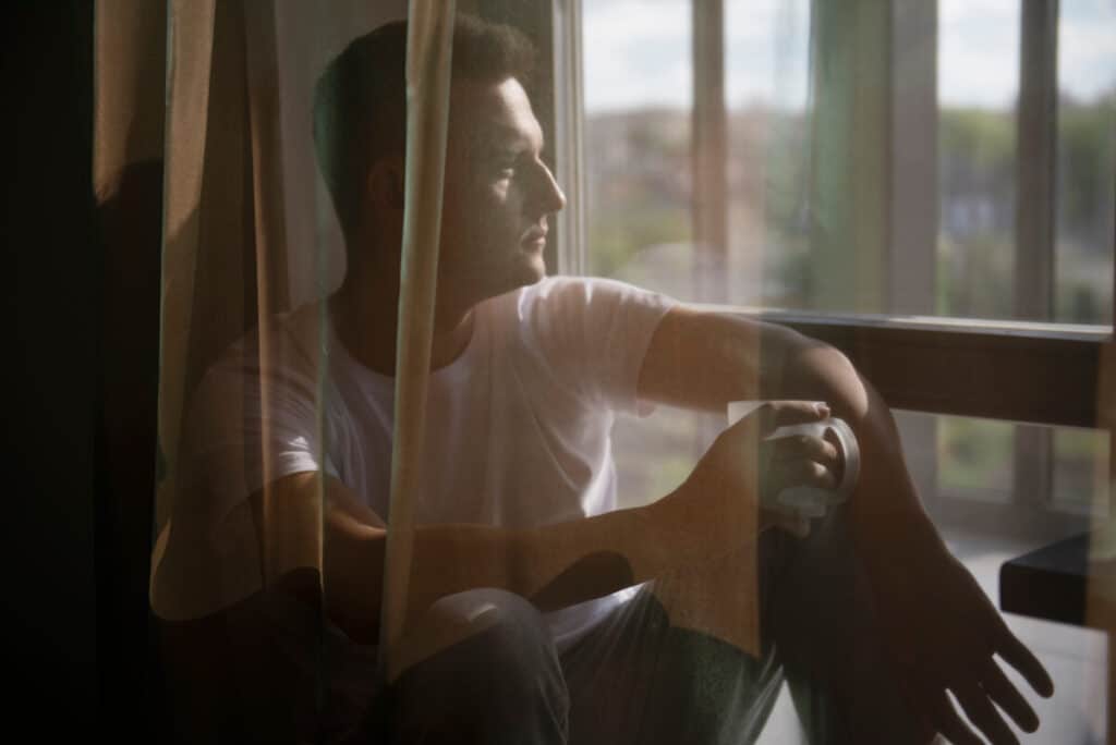 Lumière qui s'éteint toute seule : signification spirituelle et explication technique 4 Silhouette contemplative baignée de lumière diffuse suggérant une présence spirituelle.