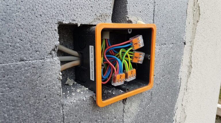 Boîte d'encastrement d'isolant avec câbles électriques isolés par des bornes Wago.