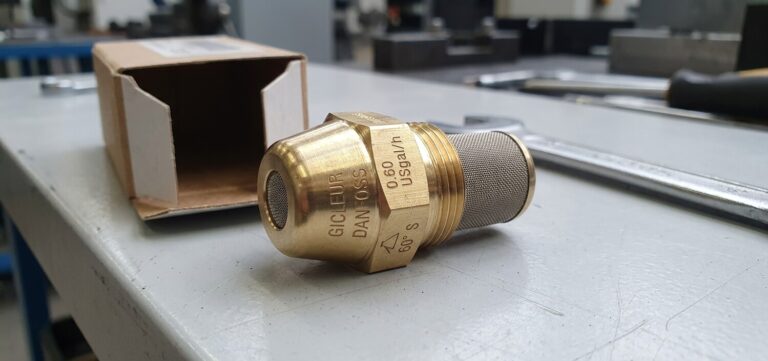 Accueil 1 Gicleur de brûleur fioul neuf en laiton avec marquage de débit et d'angle.