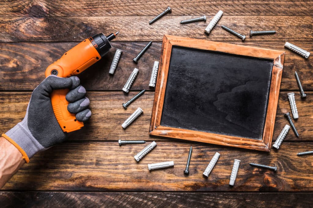 Formation bricolage Bricolage et Travaux : avis, contenu et rapport qualité-prix 4 Matériel de bricolage posé à côté d'un écran affichant des cours de travaux.