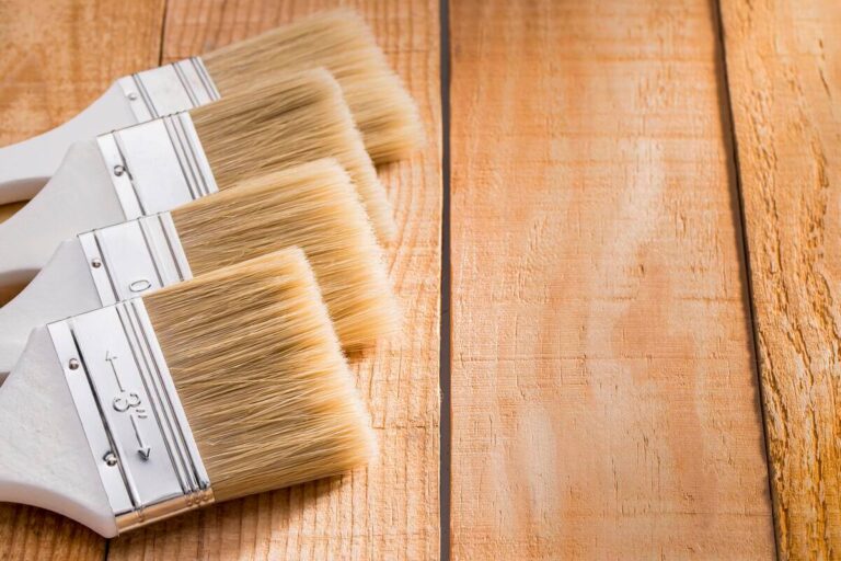 Accueil 1 Application d'une couche d'huile protectrice au rouleau sur les lames d'un parquet en chêne.