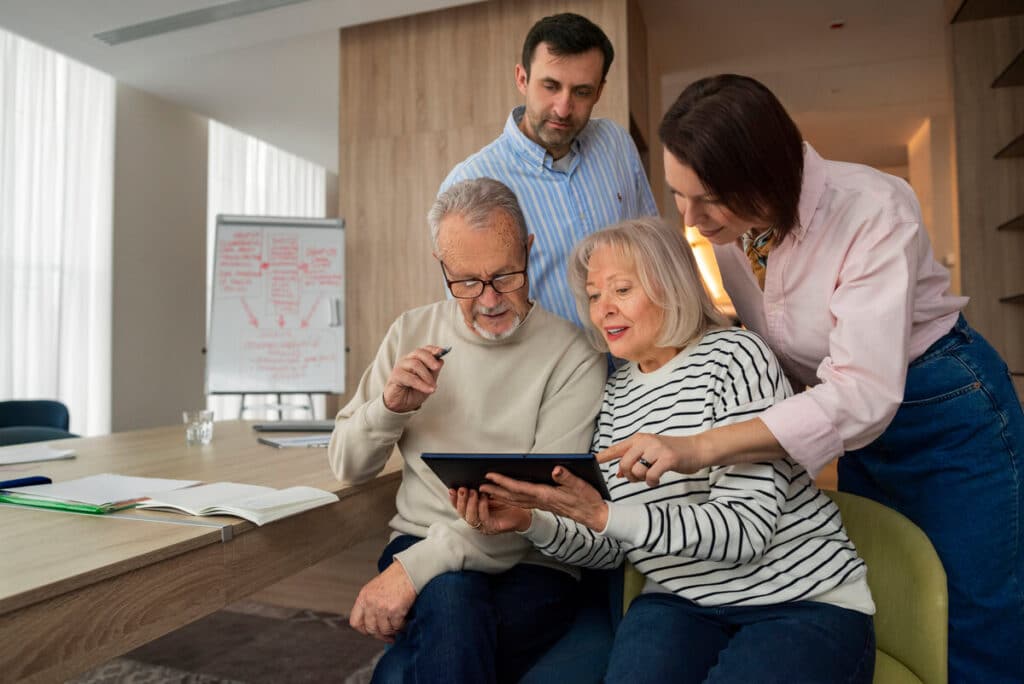 Héritier et parent âgé consultant des devis d'artisans pour la rénovation d'un logement familial.
