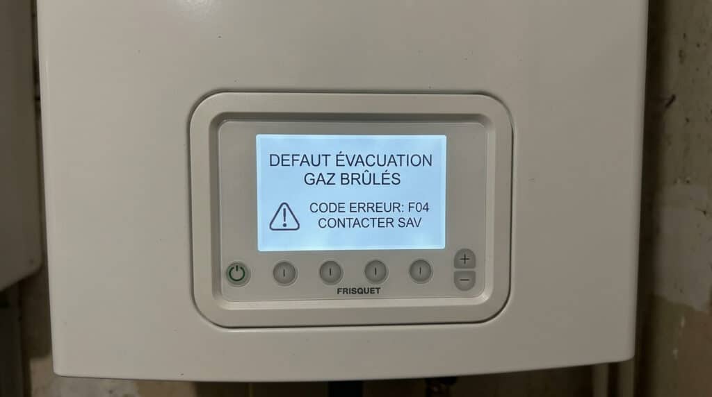 Écran de contrôle Visio d'une chaudière Frisquet affichant un message de défaut d'évacuation des gaz brûlés.