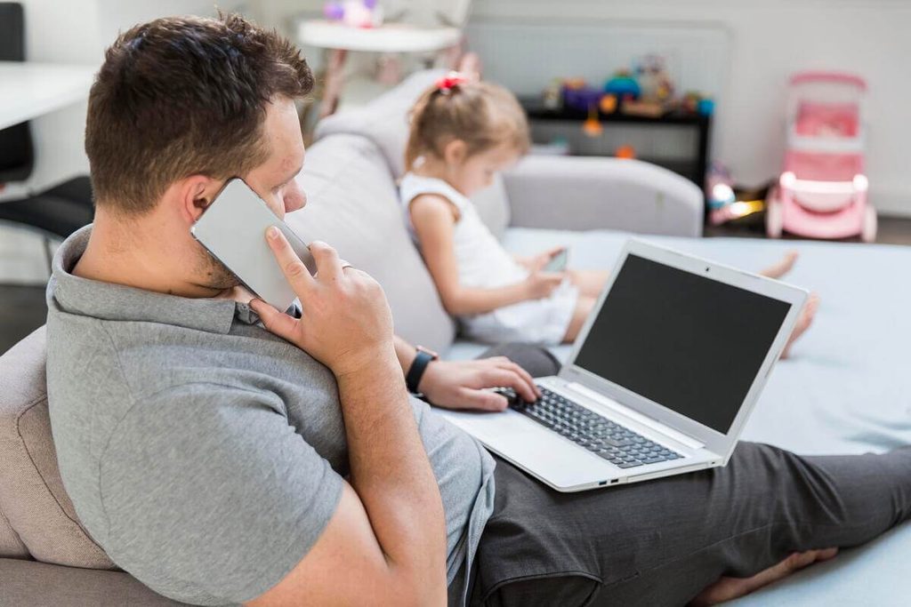 Quelle puissance de groupe électrogène choisir pour alimenter une maison ? 3 Box internet et ordinateur portable alimentés en toute sécurité lors d'une coupure de courant grâce à un signal électrique lissé.