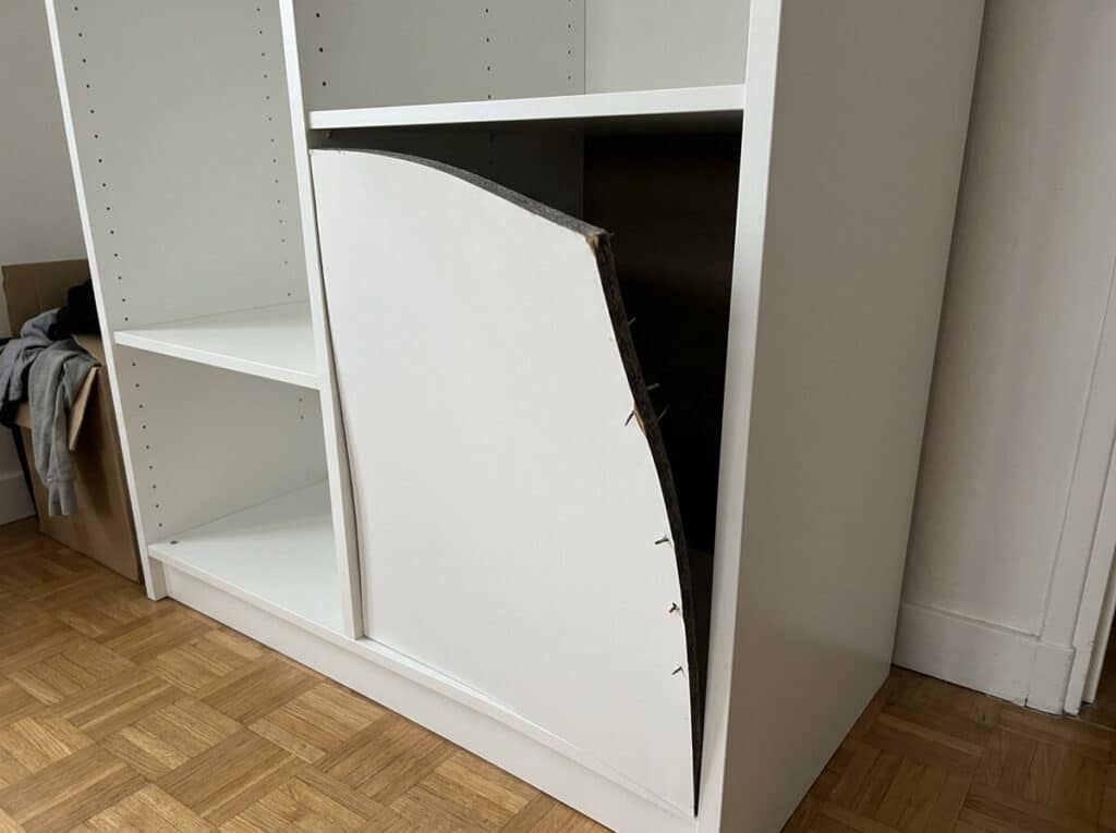 Remplacer le fond d’une armoire IKEA PAX : la solution 2 Caisson Ikea Pax dont le panneau arrière en Isorel est sorti de sa rainure.