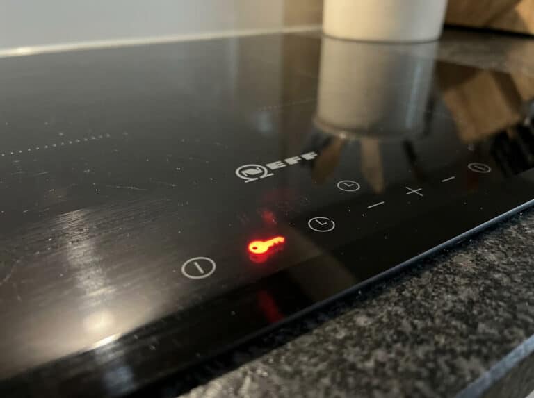 Accueil 1 Voyant lumineux rouge en forme de clé allumé sur le bandeau tactile d'une plaque Neff.